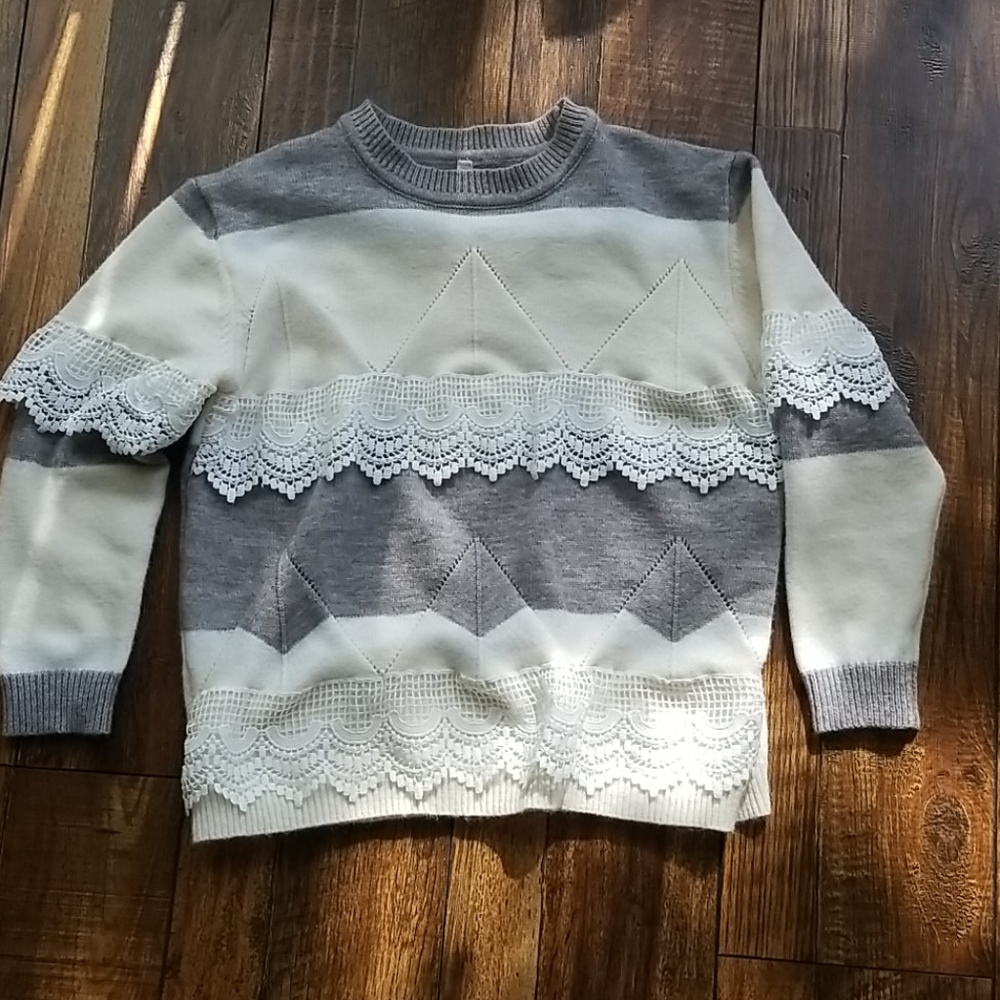 Crew neck sweater with lace